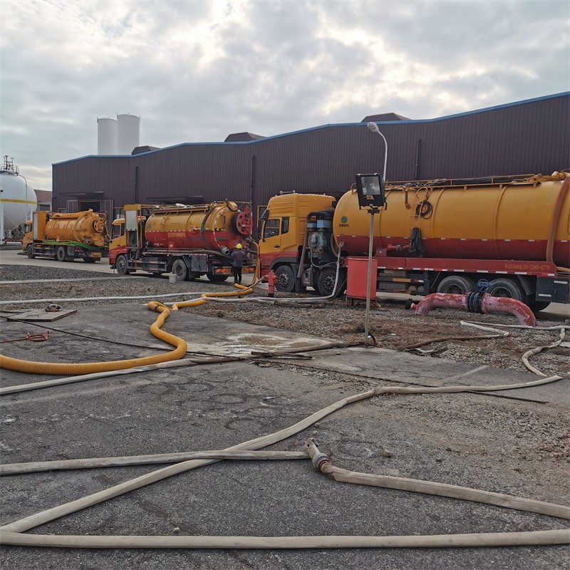 东城街道污水池清理