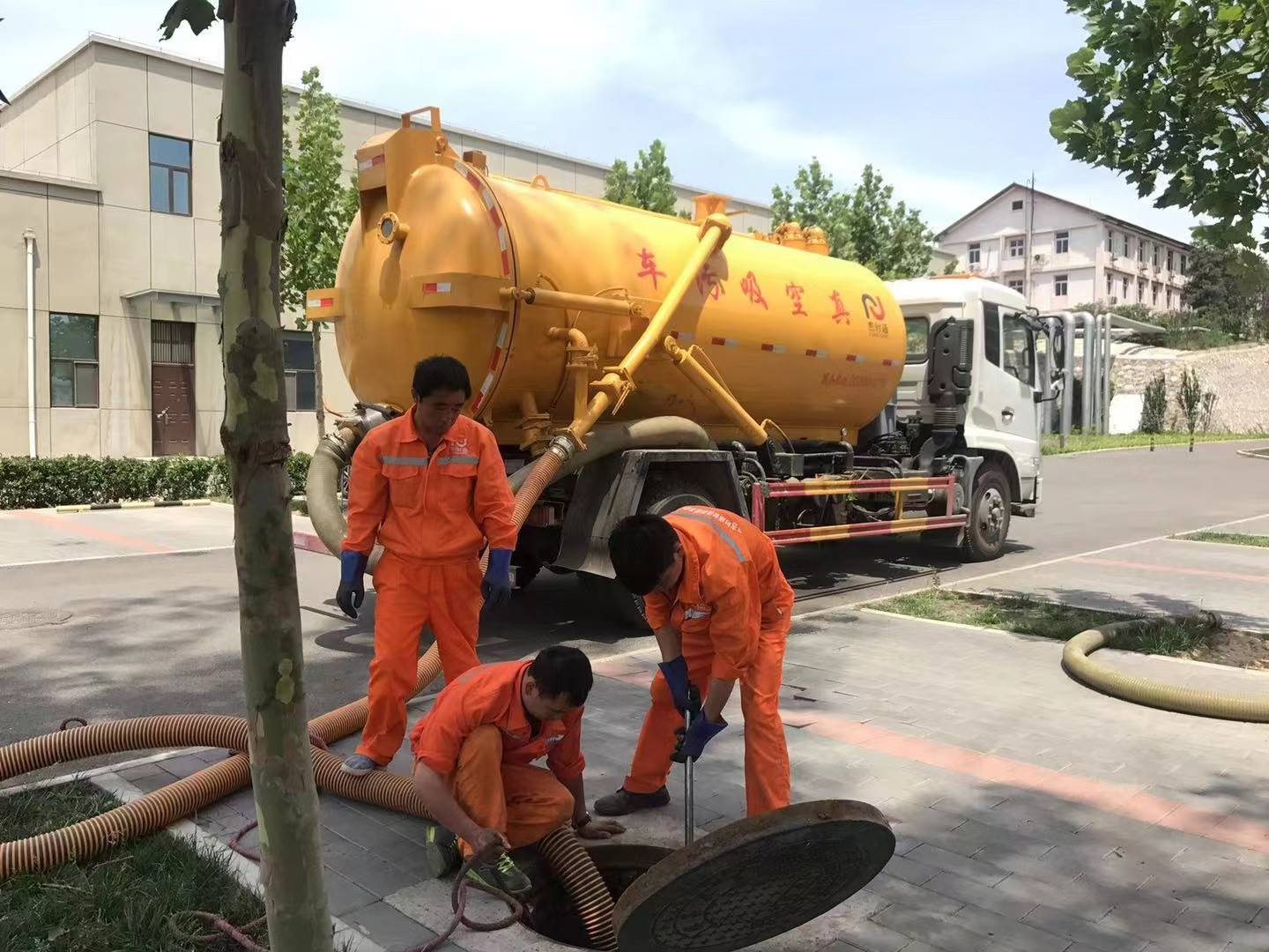 东城街道管道疏通车停在窨井附近