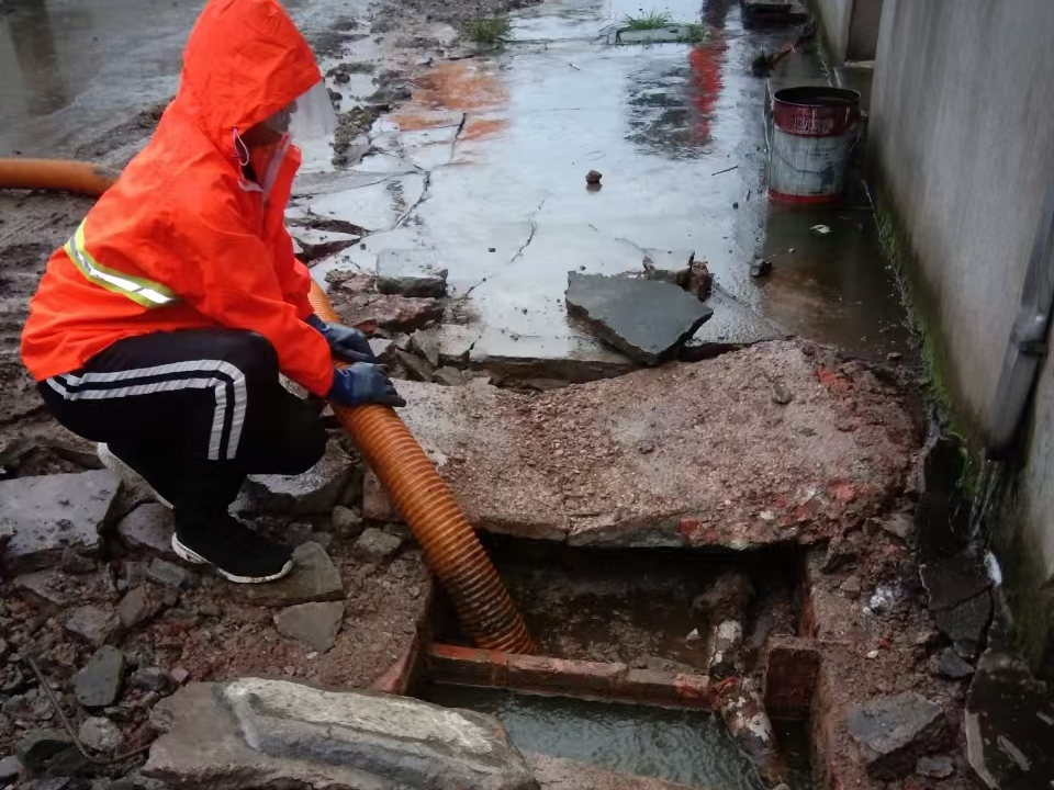 东城街道专业清理污水池 炜誉市政以规范流程守护城市 “肠道”