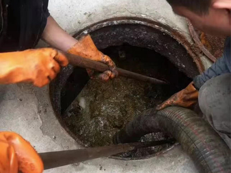 东城街道清理化粪池时如何避免沼气的危害?